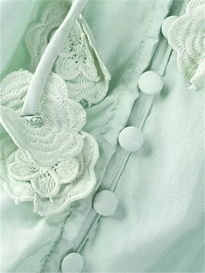 Süße, frische Damenbluse aus Baumwoll-Leinen-Mischgewebe mit Bindekragen und Applikationen