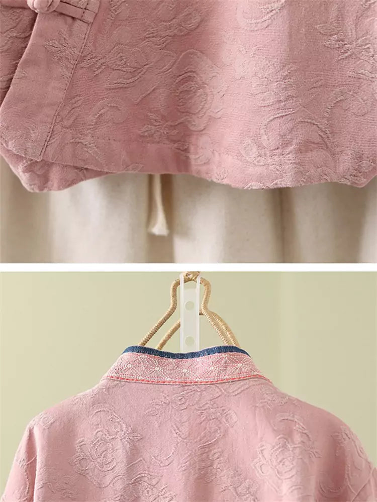 Camisa de lino y algodón con bordado jacquard para mujer con tapeta asimétrica y botones de rana
