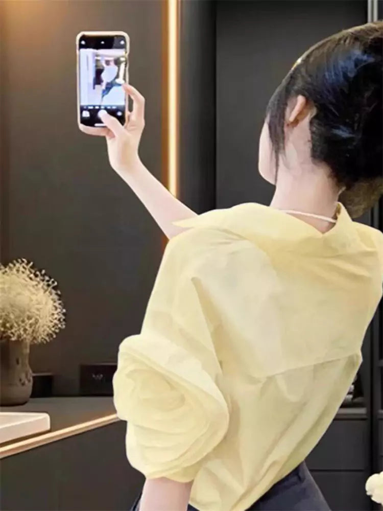 Elegante gelbe Sommerbluse im französischen Stil mit 3D-Blumenapplikationen für Damen