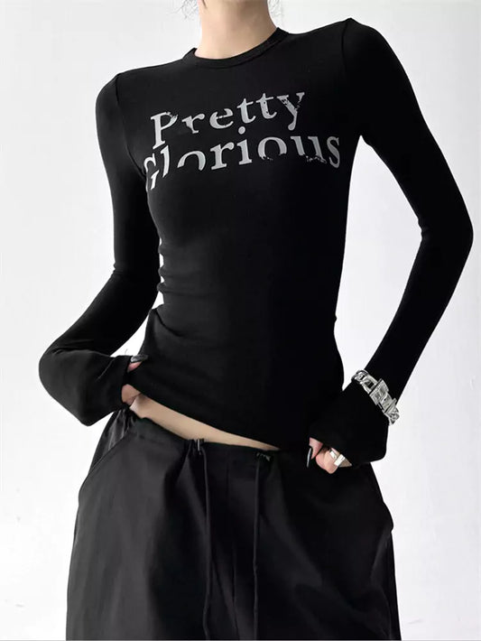 Schmal geschnittenes, kurzes T-Shirt mit schwarzem Buchstabenprint für Damen