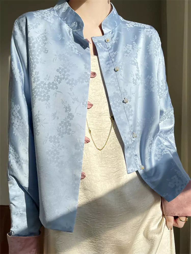 Elegante weiße Satinbluse mit orientalischem Jacquardmuster und Stickerei.