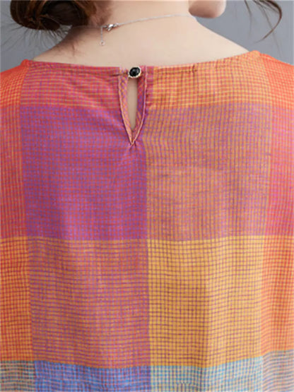 Künstlerisch gestaltetes, mittellanges, fließendes Karokleid mit plissiertem Patchwork-Design