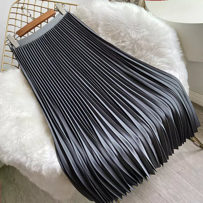 Eleganter, einfarbiger, hochtaillierter Faltenrock in Midi-Länge mit fließendem Fall