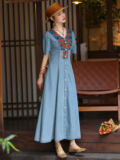 Vintage-Kleid aus hell gewaschenem, besticktem Denim mit V-Ausschnitt und A-Linien-Schnitt für Damen