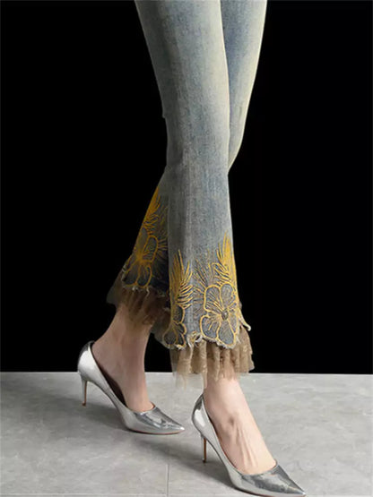 Pantalones vaqueros cortos acampanados de cintura alta con parches de malla bordada para mujer