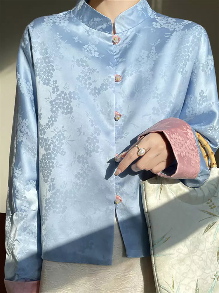 Elegante weiße Satinbluse mit orientalischem Jacquardmuster und Stickerei.