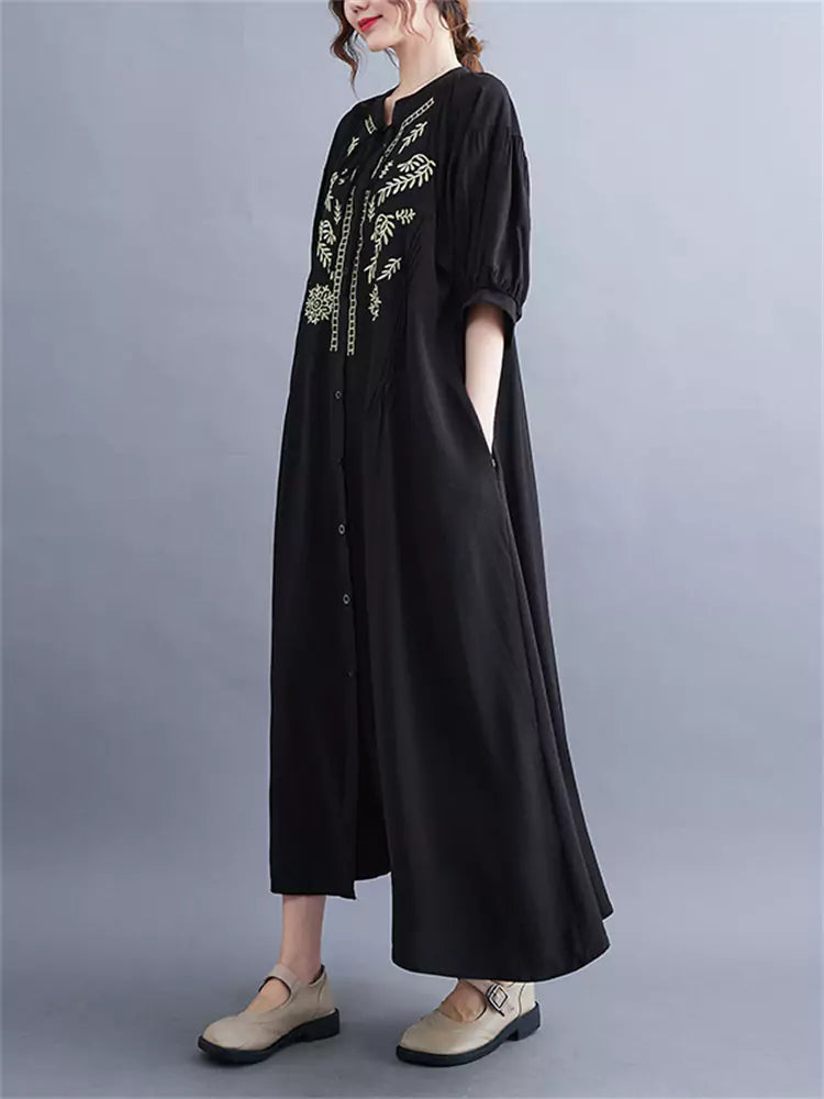Schwarzes, locker geschnittenes Maxikleid im Ethno-Stil mit Stickereien und Bindedetails