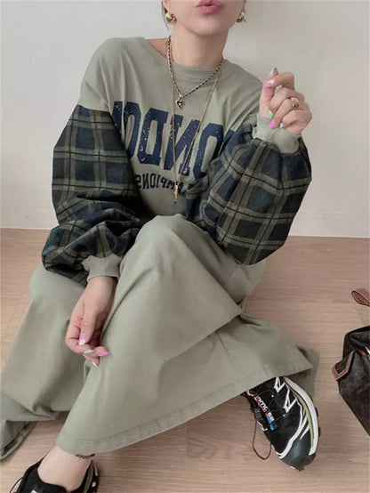 Damenkleid mit Rundhalsausschnitt, Buchstabenprint, Patchwork-Karo und Laternenärmeln