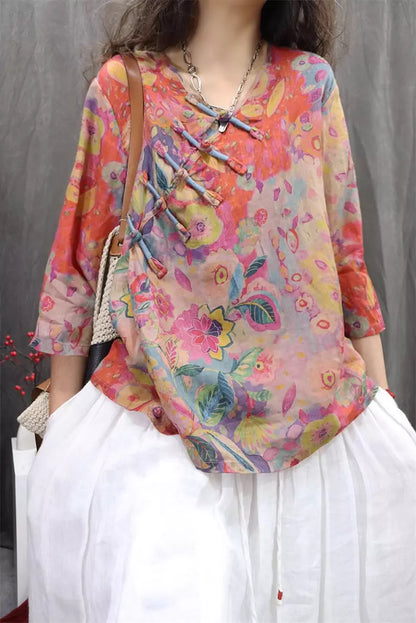 Bluse im chinesischen Stil aus rosa Ramie mit Blumenmuster, V-Ausschnitt, Froschknöpfen und 3/4-Ärmeln