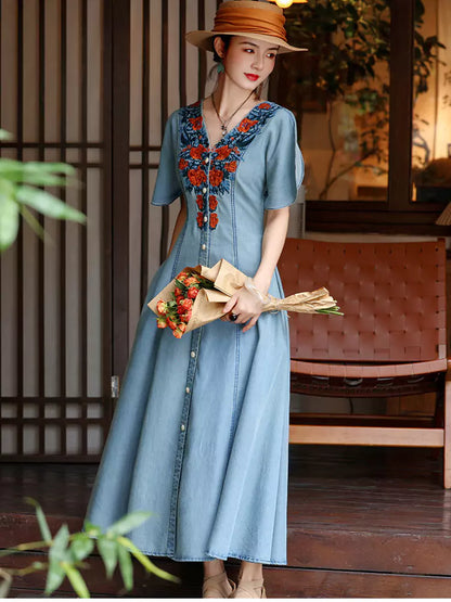 Vintage-Kleid aus hell gewaschenem, besticktem Denim mit V-Ausschnitt und A-Linien-Schnitt für Damen