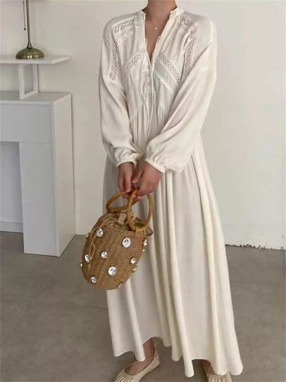 Elegantes, schwarzes Maxikleid im französischen Stil mit V-Ausschnitt und Spitzenbesatz