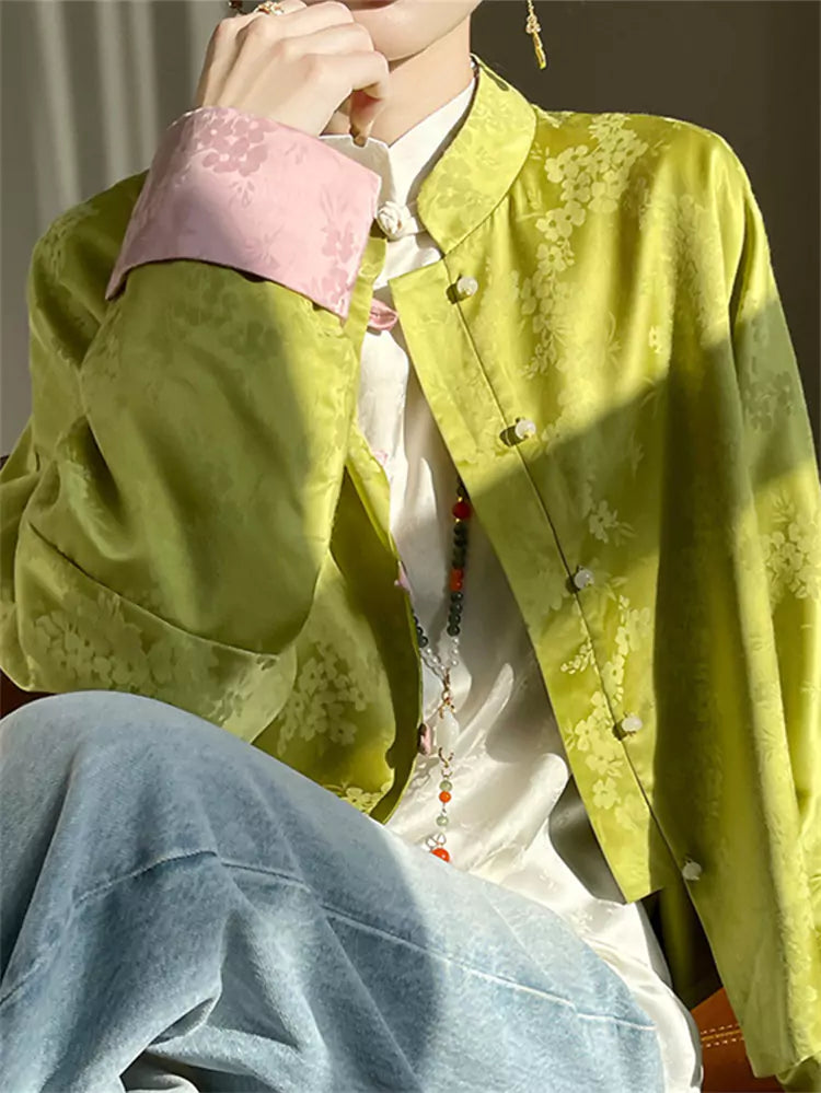 Elegante weiße Satinbluse mit orientalischem Jacquardmuster und Stickerei.
