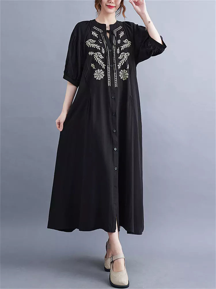 Schwarzes, locker geschnittenes Maxikleid im Ethno-Stil mit Stickereien und Bindedetails
