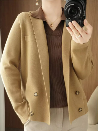 Cárdigan corto de punto camello de moda para mujer