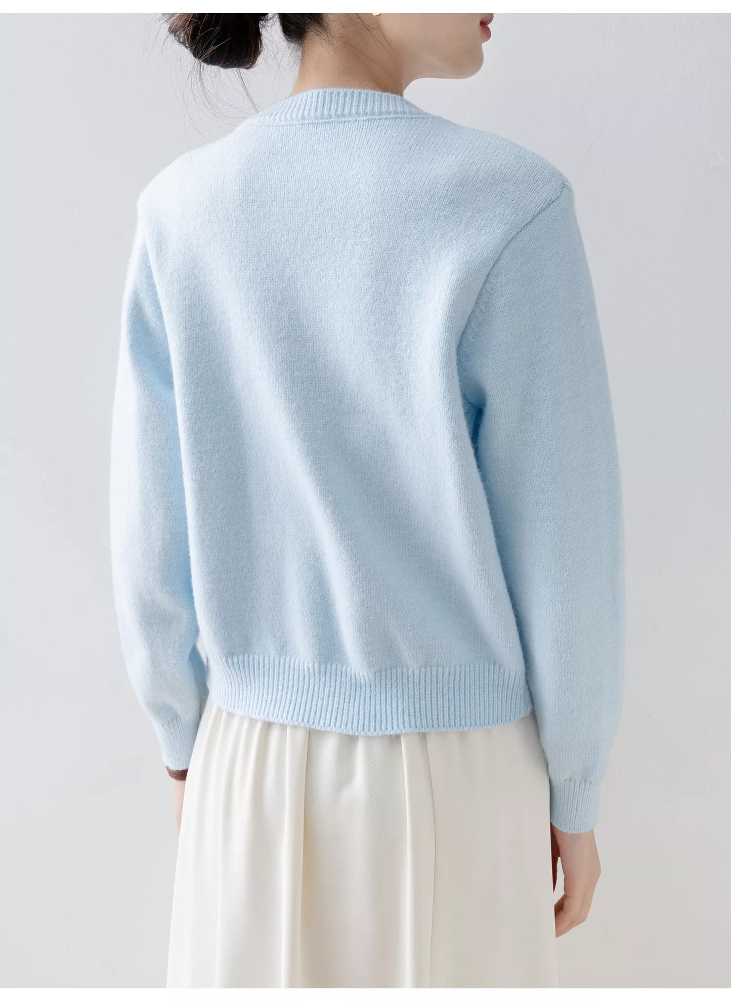 Cárdigan de punto holgado azul cielo para mujer con diseño floral y cuentas