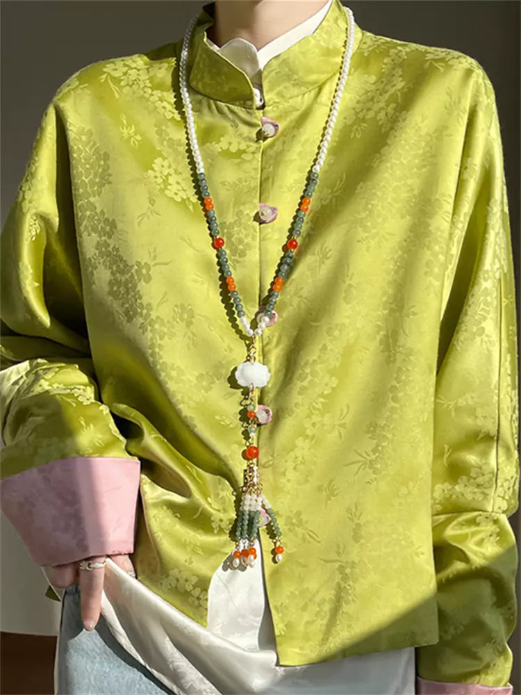 Elegante weiße Satinbluse mit orientalischem Jacquardmuster und Stickerei.