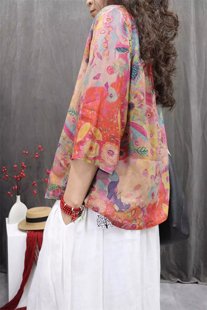 Bluse im chinesischen Stil aus rosa Ramie mit Blumenmuster, V-Ausschnitt, Froschknöpfen und 3/4-Ärmeln