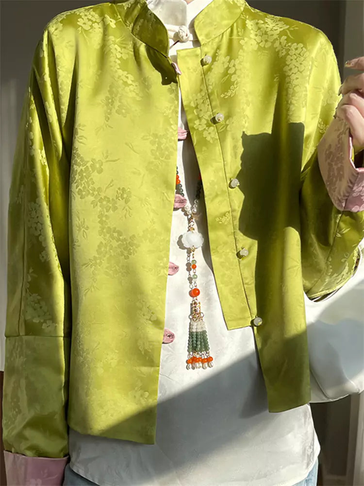 Elegante weiße Satinbluse mit orientalischem Jacquardmuster und Stickerei.