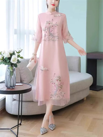 Elegantes, modernes, vom Cheongsam inspiriertes langes Kleid mit floralen Stickereien