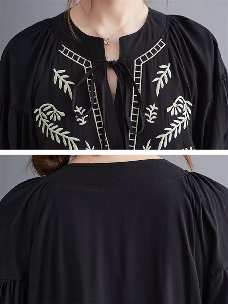 Schwarzes, locker geschnittenes Maxikleid im Ethno-Stil mit Stickereien und Bindedetails