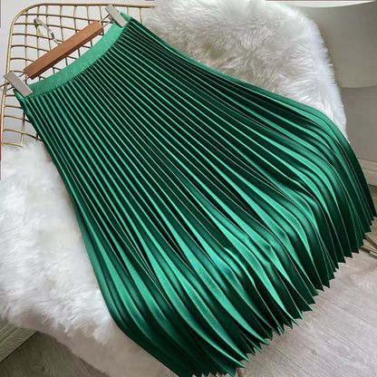 Eleganter, einfarbiger, hochtaillierter Faltenrock in Midi-Länge mit fließendem Fall