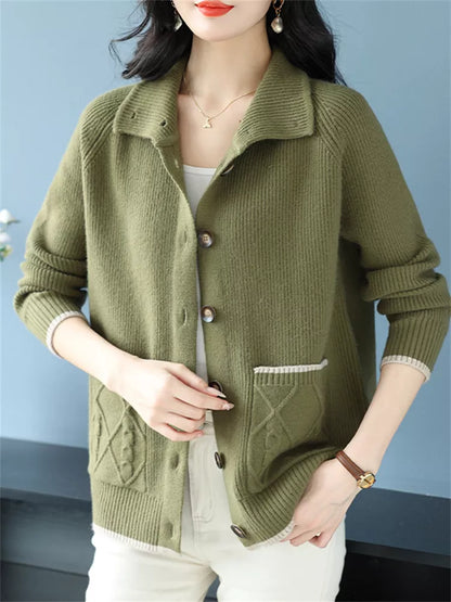 Cárdigan holgado de punto color camel con cuello alto y botones para mujer