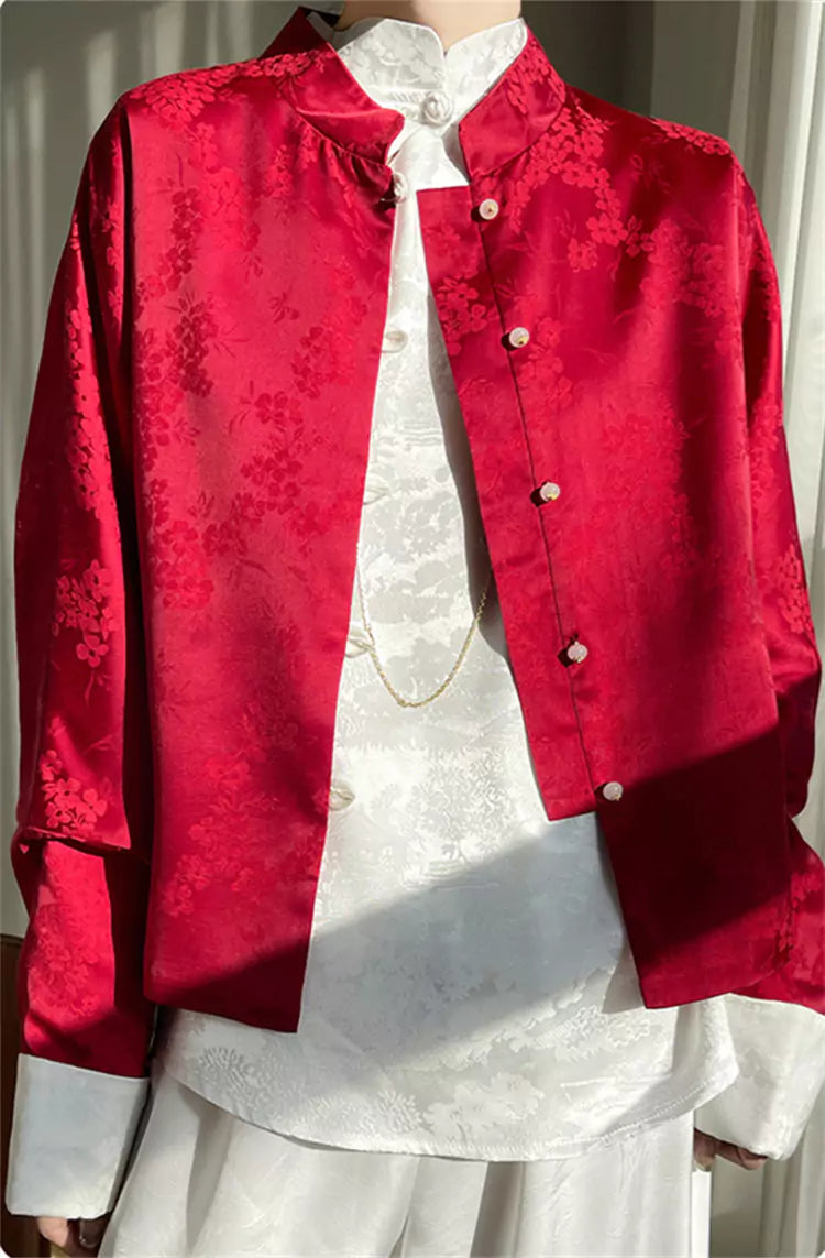 Elegante weiße Satinbluse mit orientalischem Jacquardmuster und Stickerei.