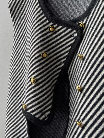 Lässig-elegante, gestreifte Strickweste mit asymmetrischem Saum für den Frühling