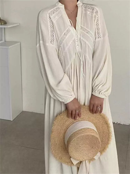 Elegantes, schwarzes Maxikleid im französischen Stil mit V-Ausschnitt und Spitzenbesatz