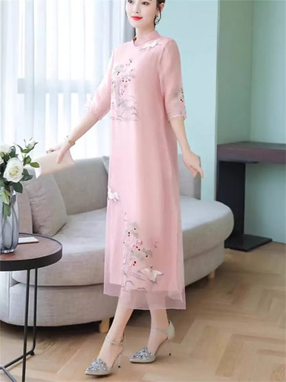 Elegantes, modernes, vom Cheongsam inspiriertes langes Kleid mit floralen Stickereien