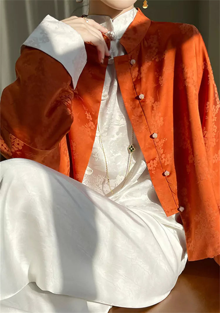 Elegante weiße Satinbluse mit orientalischem Jacquardmuster und Stickerei.