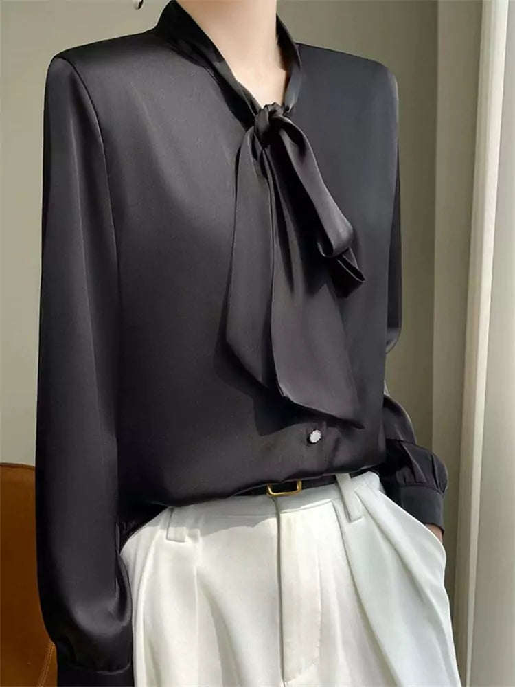 Schwarze Satinbluse mit Schleife für Damen – Sommerbluse aus Acetat mit elegantem Schaldetail