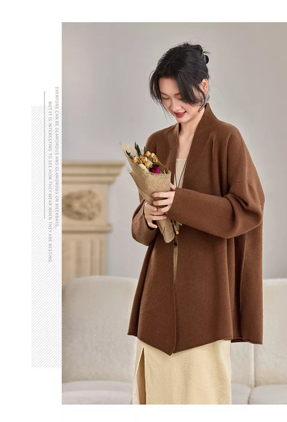 Elegante cárdigan largo de punto marrón para mujer