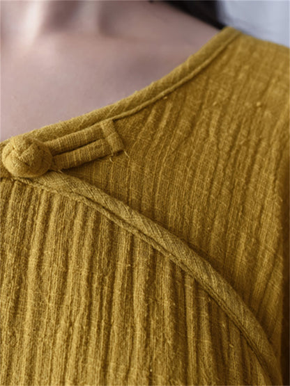 Gelbes Maxikleid im Vintage-Zen-Stil aus Baumwoll-Leinen für Damen mit Seitenschlitz, gekreuztem Kragen und Froschknöpfen