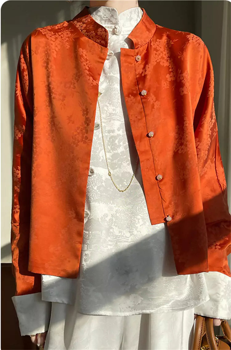 Elegante weiße Satinbluse mit orientalischem Jacquardmuster und Stickerei.