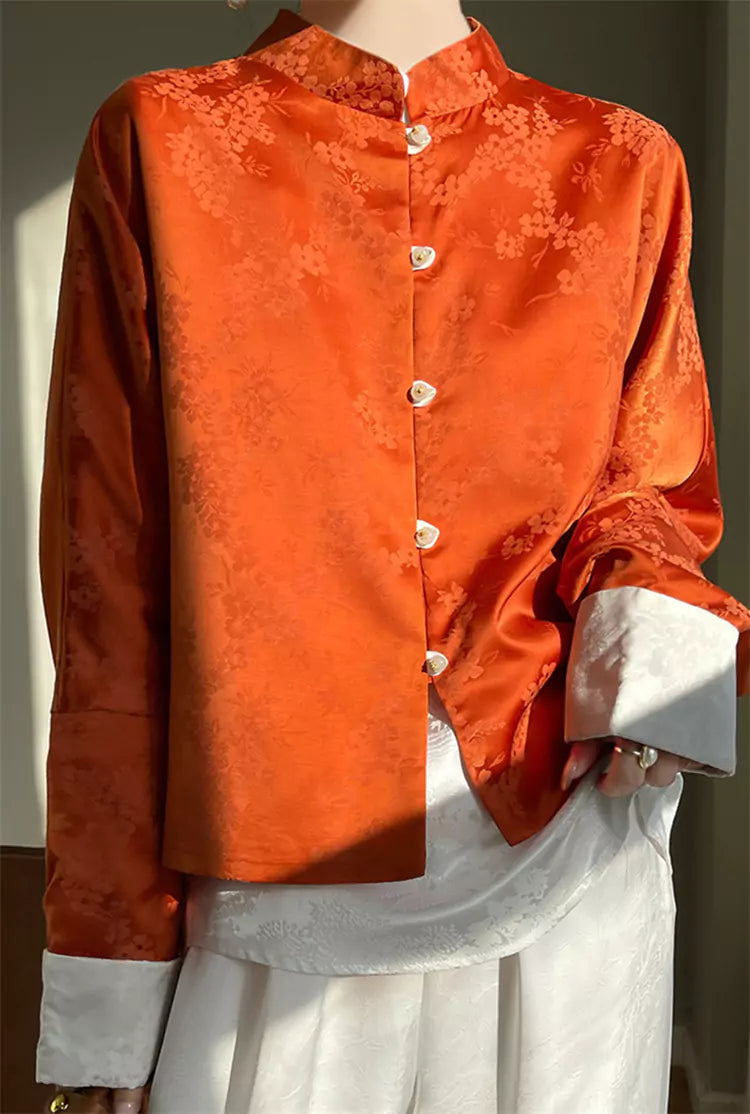 Elegante weiße Satinbluse mit orientalischem Jacquardmuster und Stickerei.