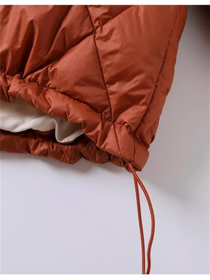 Locker geschnittene, graue Stepp-Daunenjacke mit Kapuze und Farbblockmuster für Damen