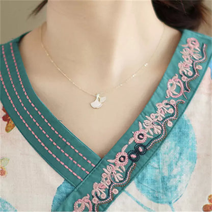 Vintage-Bluse mit blauem Blumenmuster, seitlichem Verschluss und asymmetrischem Kragen