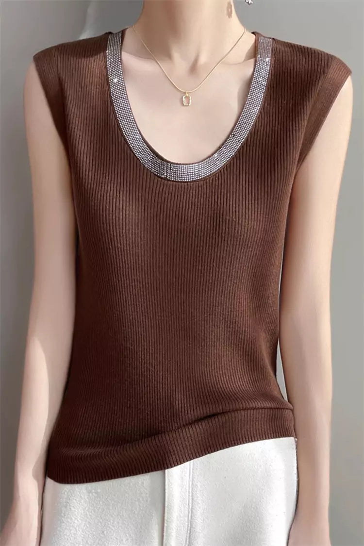 Elegantes, kaffeefarbenes, mit Strasssteinen verziertes Strick-Tanktop mit tiefem Rundhalsausschnitt für Damen