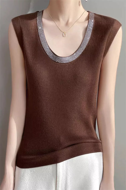 Elegantes, kaffeefarbenes, mit Strasssteinen verziertes Strick-Tanktop mit tiefem Rundhalsausschnitt für Damen