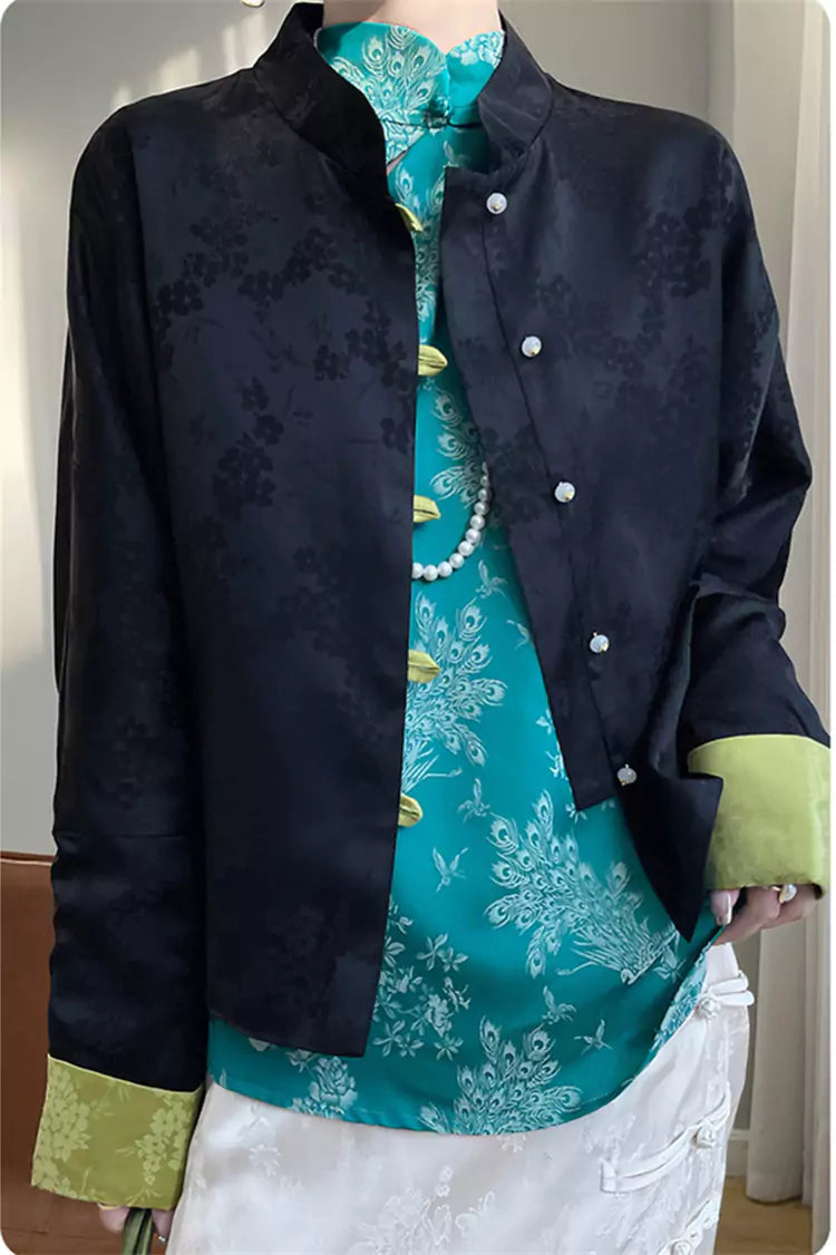 Elegante weiße Satinbluse mit orientalischem Jacquardmuster und Stickerei.