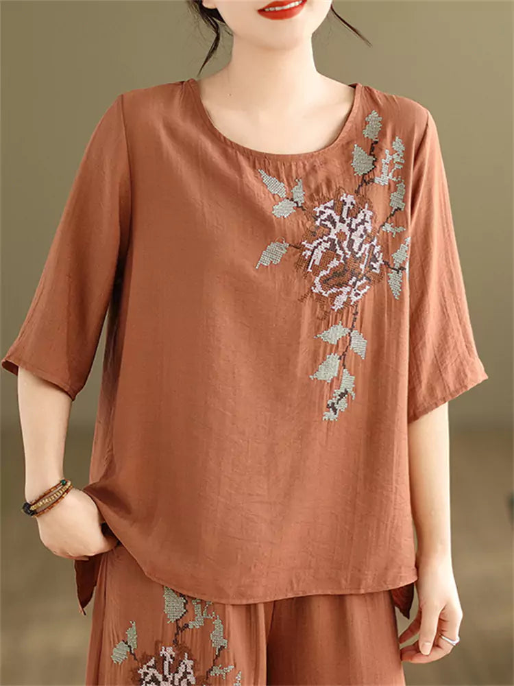Vintage-Zweiteiler aus besticktem Baumwoll-Leinen-Mix für Damen: Lockere Bluse und weite Hose.