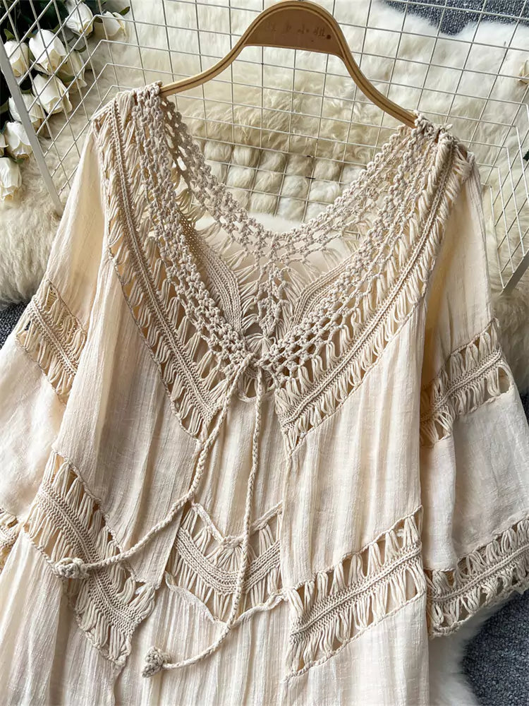 Vestido playero bohemio de crochet con escote en V calado y borlas