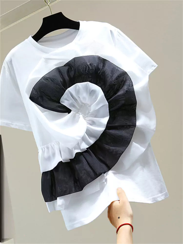 Camiseta holgada con bordado floral en 3D y bloques de color