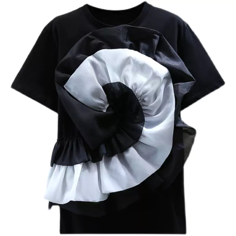Camiseta holgada con bordado floral en 3D y bloques de color