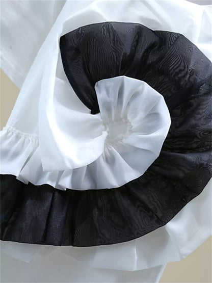 Relaxed Fit T-Shirt mit 3D-Blumenstickerei und Farbblockdesign