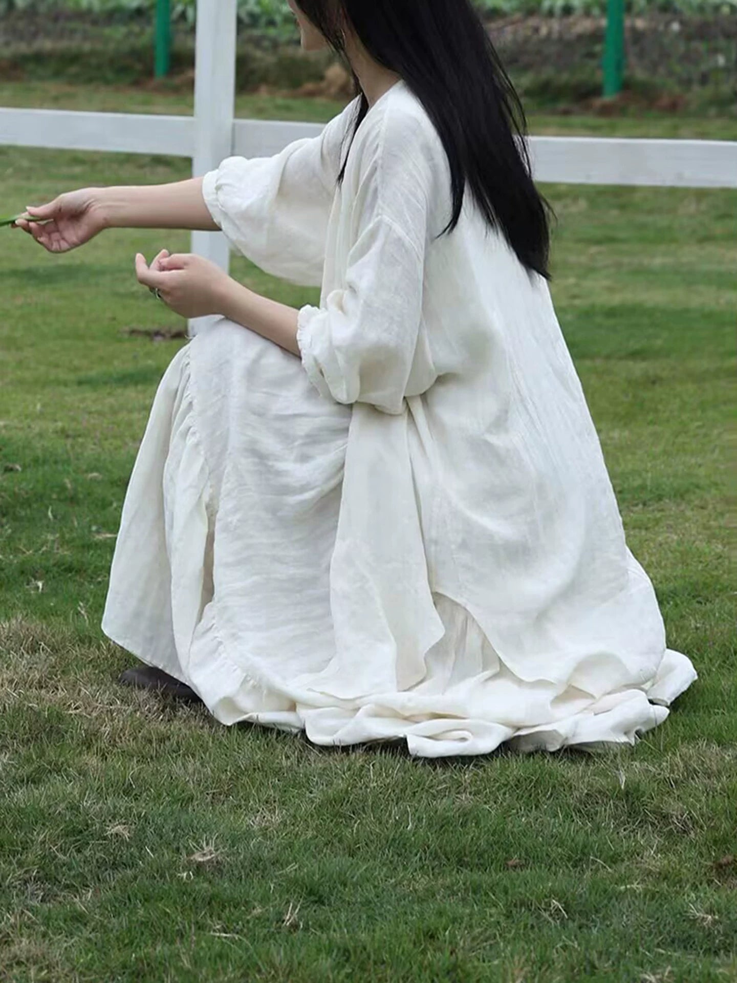 New Chinese Style Zen White Linen Shirt for Women, Early Autumn Edition, Artistic and Elegant Loose-Fit Mid-Length Cotton-Linen Long Sleeve Top