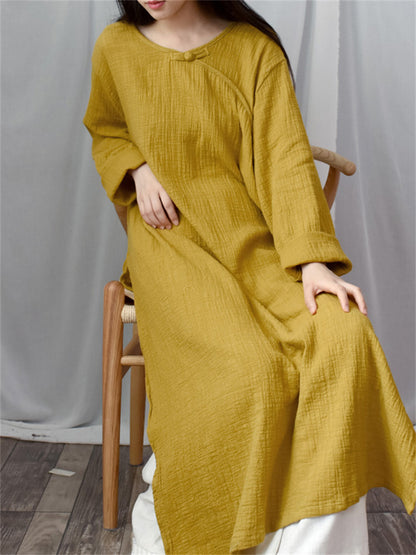 Gelbes Maxikleid im Vintage-Zen-Stil aus Baumwoll-Leinen für Damen mit Seitenschlitz, gekreuztem Kragen und Froschknöpfen