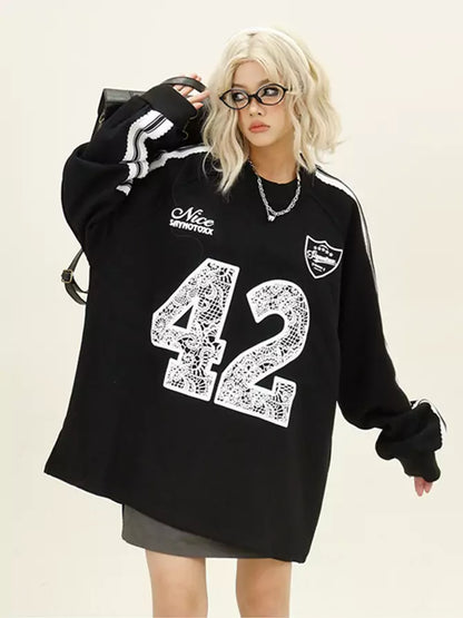 Longsleeve Oversized-T-Shirt im amerikanischen College-Stil mit Spitzenaufdruck und Buchstaben.