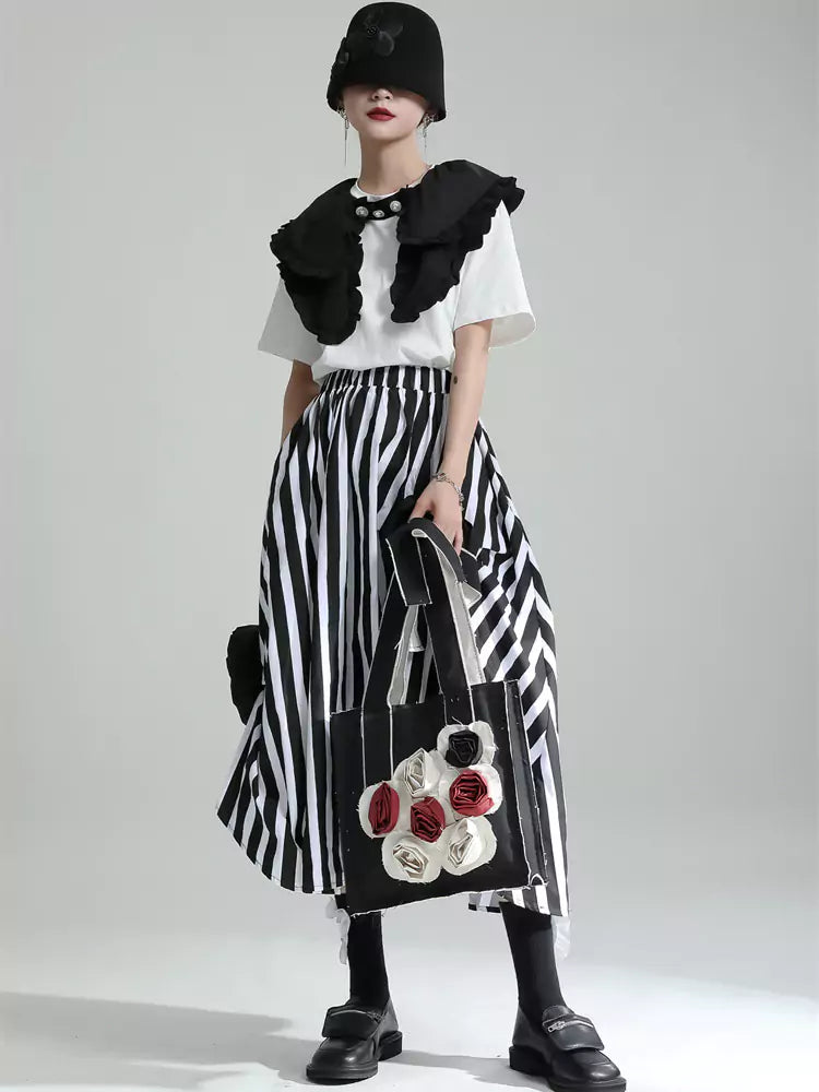Falda midi plisada asimétrica deconstruida con capas y detalle de rosa en 3D